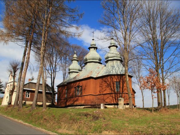 Drewniana greckokatolicka cerkiew parafialna św. Dymitra w Jaworniku Ruskim . Cerkiew zbudowana w 1882 w miejsce starszej cerkwi pod tym samym wezwaniem, istnie