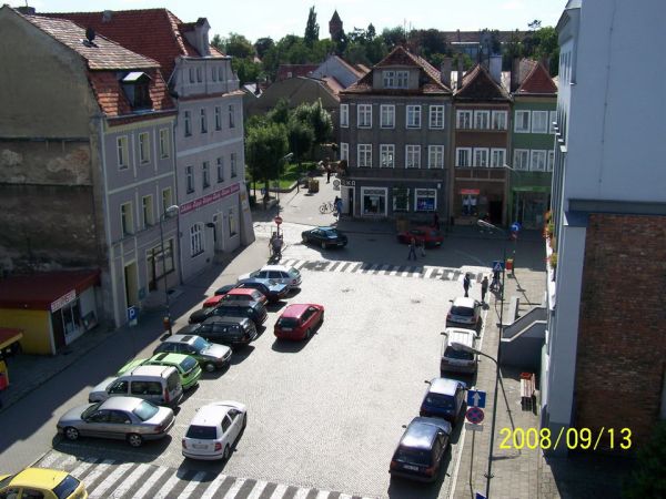 Fragment Rynku, w  głębi widoczna wieża ciśnień