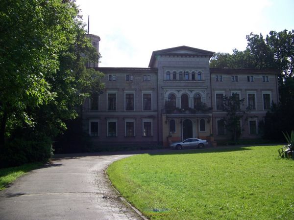 PAŁAC OD STRONY WJAZDOWEJ.