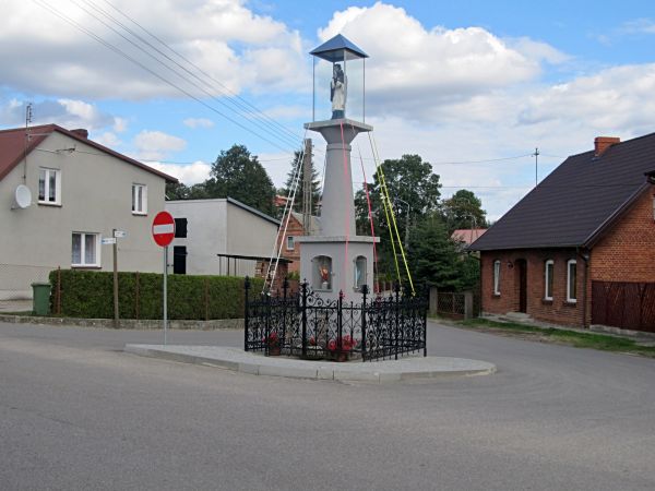 Figurka w centrum wsi
