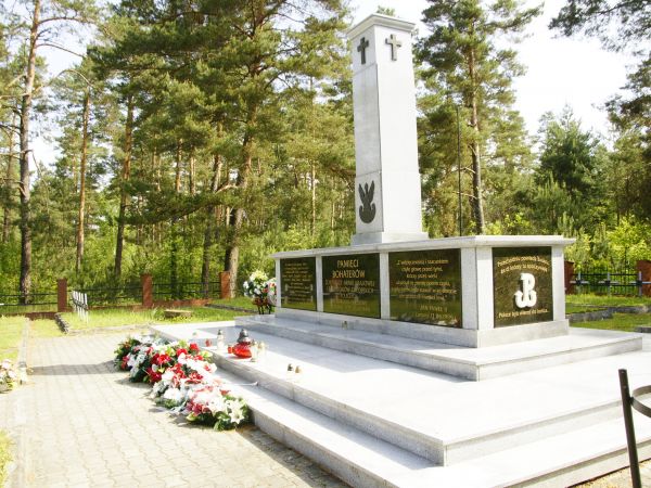 Osuchy-cmentarz  partyzantów Batalionów Chłopskich i Armii Krajowej