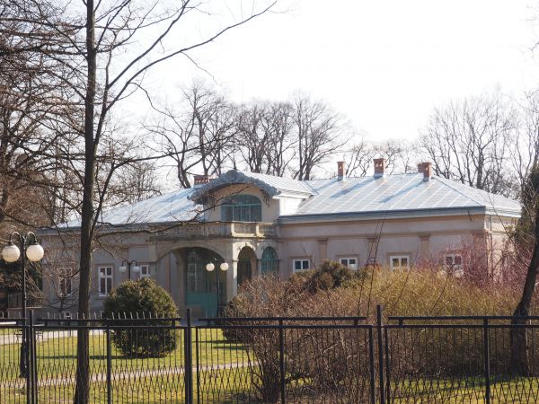 szkoła od 1958r. mieści się m.in. w zabytkowym obiekcie - niegdyś był to dwór Gniewoszów, budynek ten dodaje dziś placówce urody i klimatu.