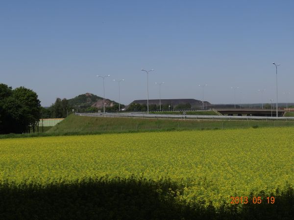 Dębieńsko zjazd z A1 na drugim planie hałdy po zamkniętej kopalni