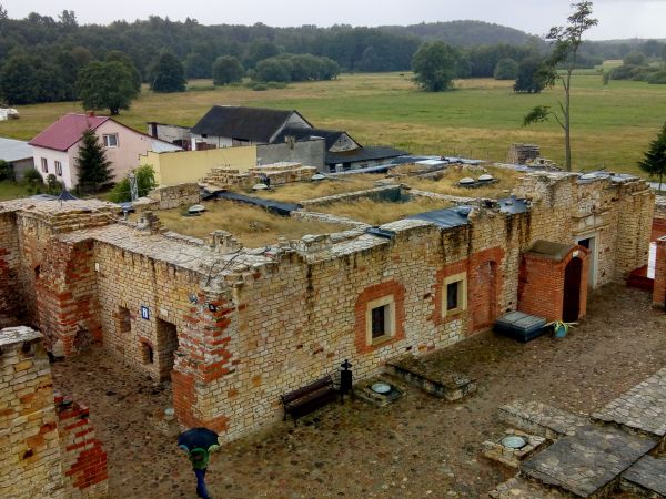 Zamek w Inowłodzu – zamek królewski z XIV wieku ufundowany przez Kazimierza Wielkiego znajdujący się w dolinie rzeki Pilicy we wsi Inowłódz w województwie łódzk