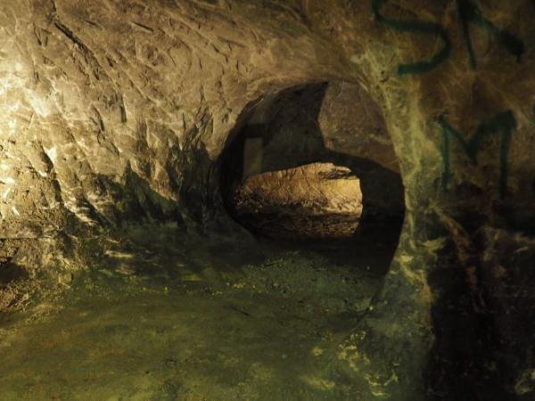 wyrobiska - komory - korytarze w Grotach Nagórzyckich, jakże inne od tych np. w kopalniach węgla czy soli kamiennej. Przy temacie : zapraszam do galerii m. Złot