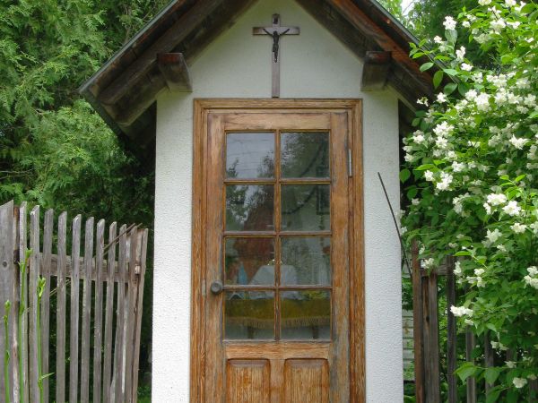 odrestaurowana, przystrojona, uposażona - kapliczka przydrożna.