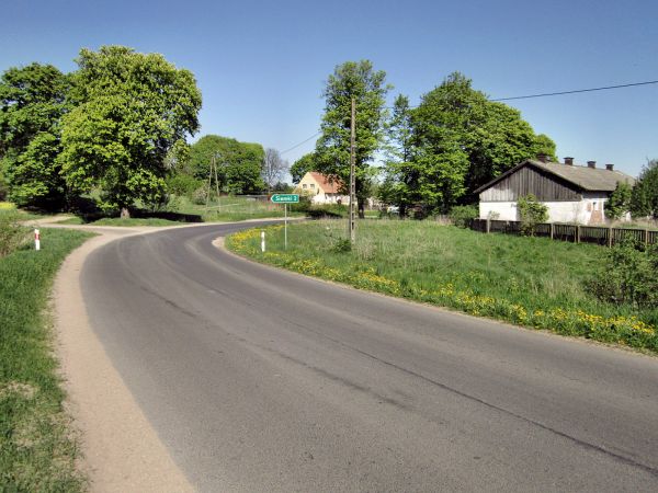Wieś Pudwągi droga dojazdowa od Świętej Lipki,z lewej droga do Siemek.