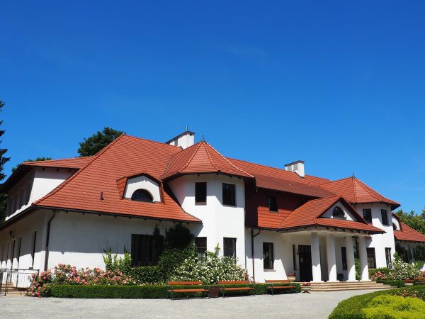 reprezentacyjny dwór Krasińskich, wprawdzie "nowy na miejscu starego" - ale jaki piękny ?