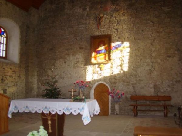 ołtarz główny - dzisiaj, wnętrze zdobi współczesna kopia ikony Matki Boskiej Łopieńskiej. Liczną gromadą, która nawiedzała jarmarki w Łopience, byli włóczędzy i