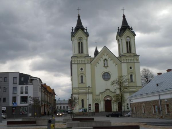 Plac św. Michała Archanioła - niegdyś plac targowy, po prawej kamienny budynek tzw. mansjorarski z pocz. XVIIIw., /mansjonarz to duchowny będący wikariuszem prz