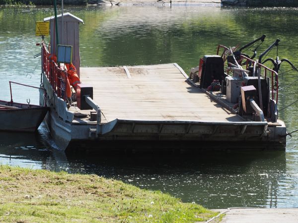prom na rzece San - przeprawa czynna w sezonie w godz. 6.00 - 22.00, na przystani jest Bar "Wiking" i stoły z parasolami na platformie - trasę polecamy do przem