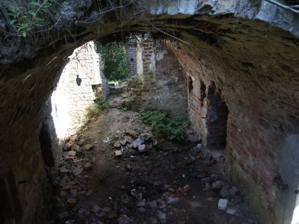 wnetrze zniszczonego wojna kosciola 2012