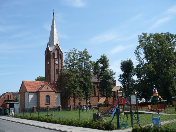 Widok kościoła w Latowicach od strony drogi na Biskupice na
pierwszym planie plac zabaw miejscowego przedszkola.