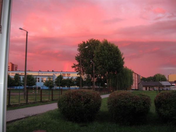 Zachód słońca nad szkołą nr 6
Widać nad szkołą tęczę.