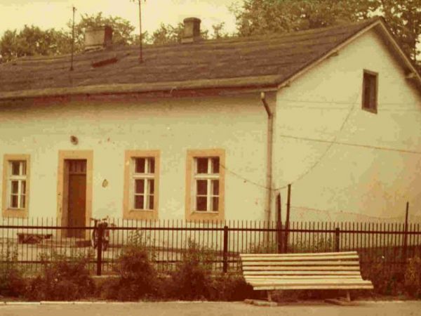 Stara szkoła zwana glinianką stan 1985. Obecnie w tym miejscu jest parking.
