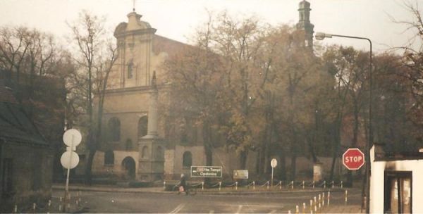Grodzisk Wielkopolski-ul.3 maja, kościół pw. Najświętszego Imienia Jezus i Niepokalanego Poczęcia N.M.P., pobernardyński z 1662 r.