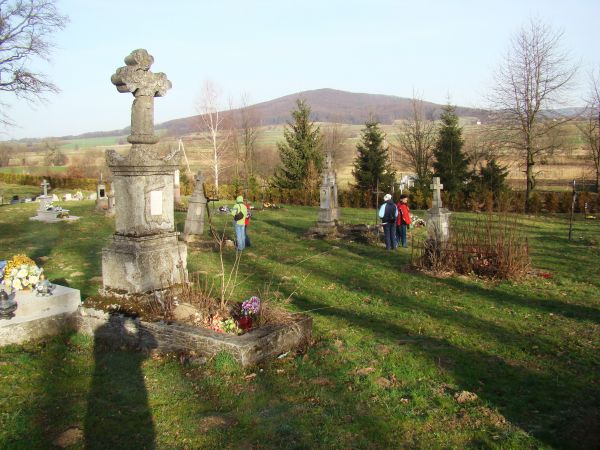 w sektorze grekokatolickim miejscowego cmentarza - w 1945r. tutejszych Ukraińców przesiedlono do miejscowości Pietyczany, Hoderkowice i do Lwowa w ukraińskiej c