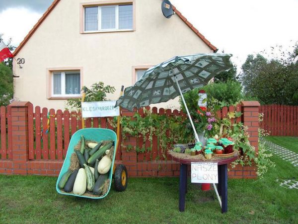 Dom w dąbrowie przyozdobiony w czasie dożynek ...