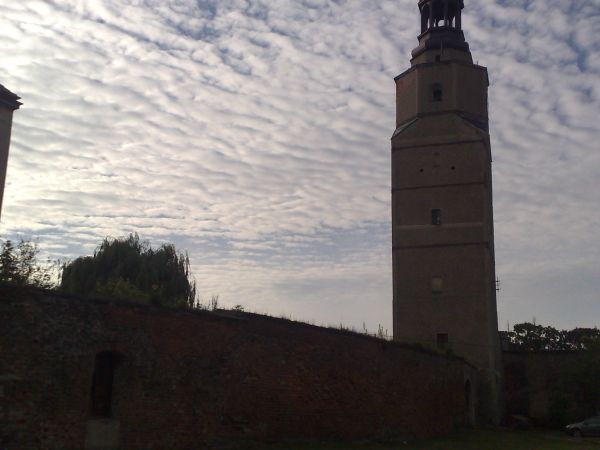 Fragmenty starych murów obronnych.