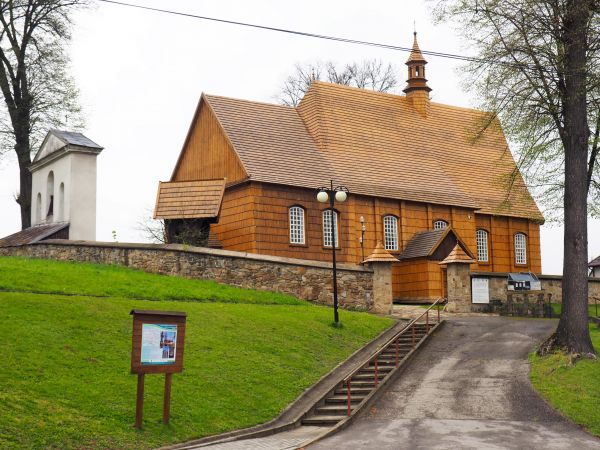 kościół pw. św. Stanisława Biskupa Męczennika, wzniesiony w latach 1670 - 79, później przebudowany i powiększony, modrzewiowy, starannie odnowiony - perełka na