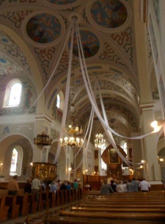 wnętrze kościoła - w głównym ołtarzu umieszczony jest cenny obraz Przemienienia Pańskiego, pochodzący z około połowy XVIIw. - już w XVII i XVIIIw. uważany za cu