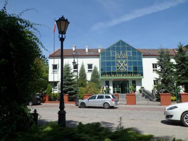 "Małachowianka" - najstarsza w Polsce szkoła średnia, której początki sięgają 1180 roku, liceum za patrona ma Marszałka Sejmu Stanisława Małachowskiego.