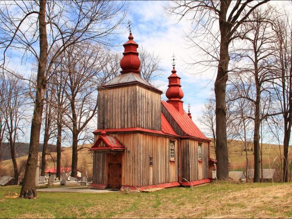 Drewniana filialna cerkiew greckokatolicka p.w.  św. Paraskewii w Hołuczkowie . Zbudowana w 1858 przez miejscowego cieślę Konstiantyna Melnyka. Wewnątrz cerkwi