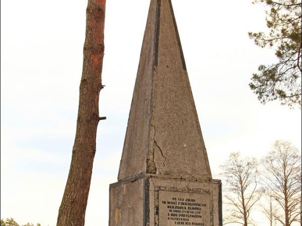 Obelisk upamiętniający śmierć 8 spadochroniarzy - partyzantów radzieckich .