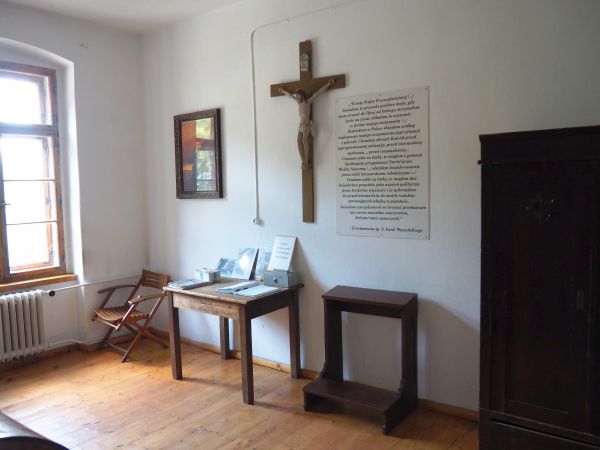 cela klasztorna - tu zmuszony był przebywać internowany Prymas Polski kard. Stefan Wyszyński, później przewieziony do następnego miejsca tb. do Komańczy /jest g