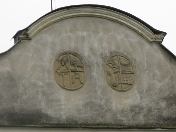 Pałac był siedzibą - w kolejnych czasach - różnych rodów. Był też kilkakrotnie przebudowywany. W XVIII wieku stanowił już własność znakomitego rodu Ostaszewskic