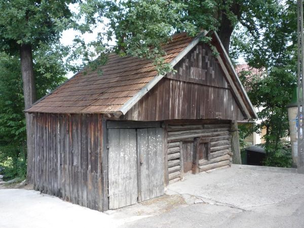 Sułkowice. Kuźnia przy ul. Partyzantów. W czasach PRL-u ktoś odważył się napisać na niej szyld"Klub Bezrobotnych"który przedtwał 1 dzień.