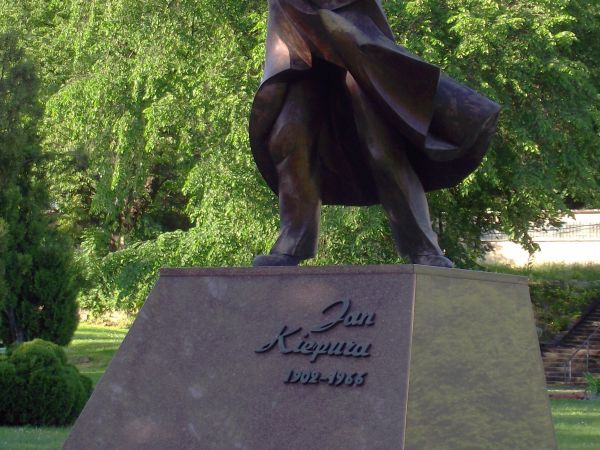 kurort na stale został zespolony z nazwiskiem Jana Kiepury w 1933r., kiedy sławny tenor zbudował przy ul. Pułaskiego luksusowy pensjonat - Patria. Na zaproszeni