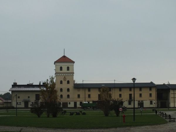 Dawne zabudowania folwarczne - obecnie pomieszczenia hotelowe