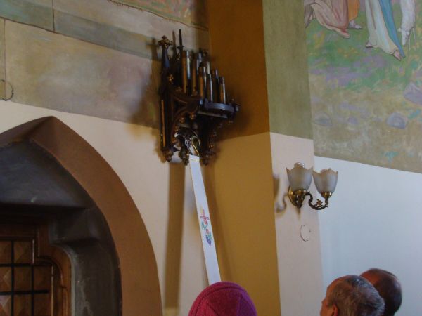 dzwonek - przy zakrystii, jedyny taki w Polsce, łuski stanowią bazę fonetyczną dzwonka - używanego przez ministrantów.