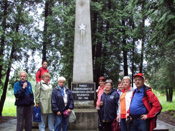 na cmentarzu jenieckim - przy ul. Zaremby - są tu zbiorowe mogiły jeńców radzieckich z niemieckiego obozu, znajdującego się w latach 1941-44 w Olchowcach. Liczb