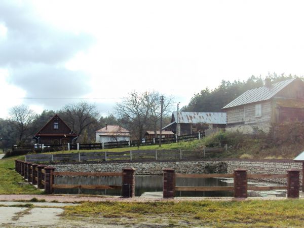 Zbiornik wodny ze źródlaną wodą.