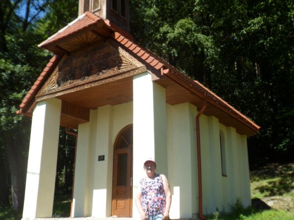 kapliczka domkowa przy byłym sanatorium dra Domańskiego, po niedawnym odnowieniu.