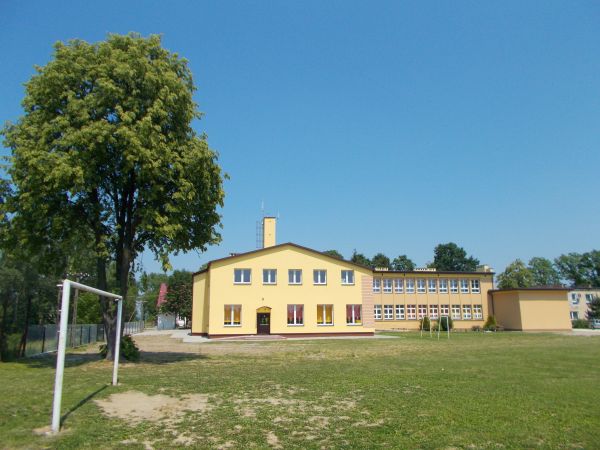 Nasza Szacowna- Szkoła Podstawowa w Brzostkowie .Wybudowana jako 1000-latka w latach 60-tych XX w. Ogrom wspomnień nie sposób wymienić ,każdy rocznik to cała hi