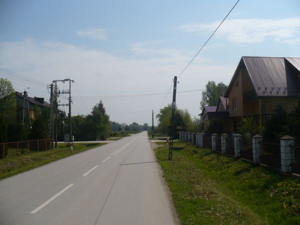 "Autostrada" w Brzostkowie przecina drogę łączącą dzielnicę Zabłocie z Zamościem. Zwraca uwagę idealnie prosta droga ,która pozwala osiągać prędkości niekoniecz