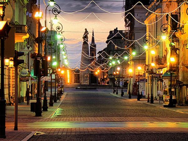 Ulica Piotrkowska  najdłuższy deptak w Europie i reprezentacyjna ulica Łodzi.