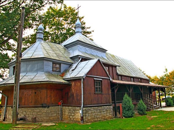 Dawna drewniana cerkiew greckokatolicka pw. Opieki Najświętszej Maryi Panny (od 1979 roku kościół rzymskokatolicki pw. Najświętszego Serca Pana Jezusa), wzniesi