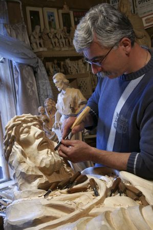 Chochołów-w pracowni rzeźbiarskiej Jana Ziędera