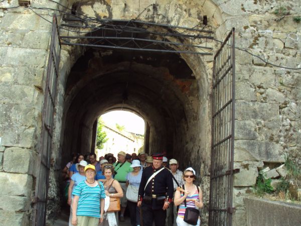 przez forteczną bramę a dalej już w twierdzy więzienie było i koszary, tu też kręcono sceny do ostatniego odcinka filmu pt. "Czterej pancerni i pies" - tu kpt.