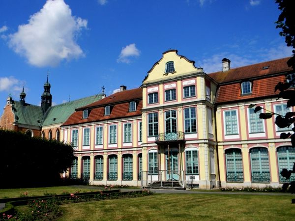 Pałac Opatów w oliwskim parku