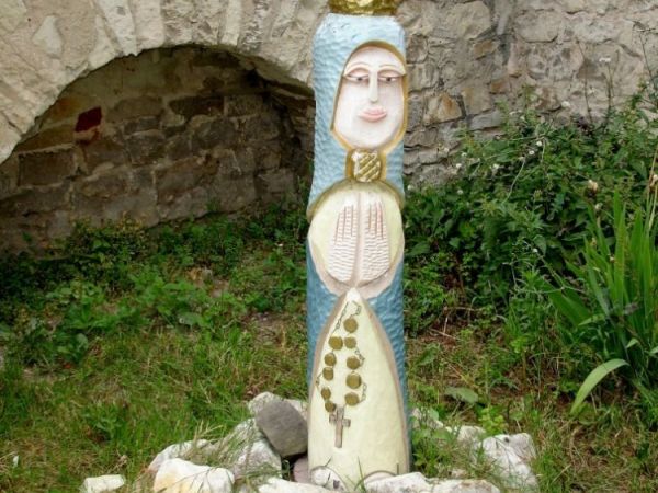 Ludowa figura na terenie klasztoru OO. Franciszkanow - Reformatorow.