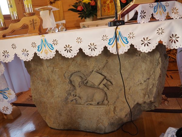 mensa ołtarzowa - wykonana z kamienia pozyskanego w kamieniołomie w m. Rabe k/Baligrodu.