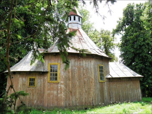 Drewniana cerkiew greckokatolicka p.w  św. Dymitra w Tyniowicach . Zbudowana w  1700 lub 1709 r. Od 1947 roku do lat 80. XX wieku cerkiew pełniła funkcję kościo