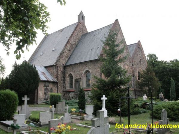 KOŚCIÓŁ TWORZĄ TRZY BRYŁY