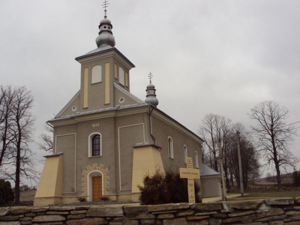 Budynek świątyni jest otynkowany, wewnątrz jednoprzestrzenny. W Odrzechowej 26.12.1899r. urodził się Iwan Ziatyk, błogosławiony Kościoła Katolickiego, męczennik