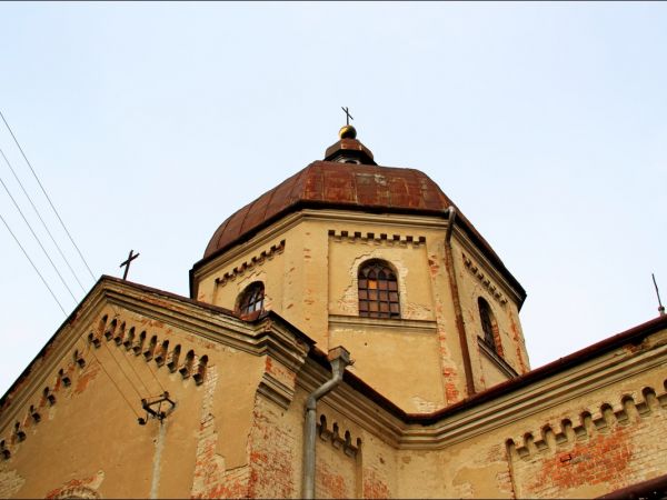 Opuszczona , murowana cerkiew greckokatolicka w Cieszanowie.
